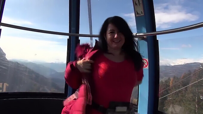 Un Encuentro Caliente Al Aire Libre En Un Teleférico Con El Voluptuoso Trasero De Un Desconocido