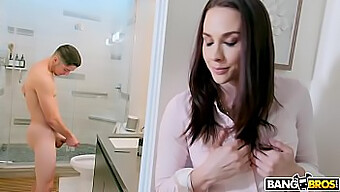 Chanel Preston Dan Anak Tiri Lelakinya Menjadi Nakal Di Bilik Mandi