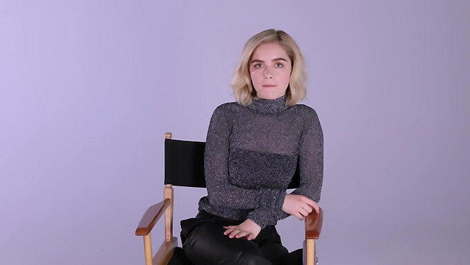 Kiernan Shipka Se Prepusti Svoji Čudoviti Solo Seansi Drkanja