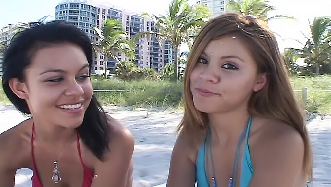 Twee Jonge Meiden Uit Miami Geven Een Deepthroat Pijpbeurt En Slikken Sperma In Amateur Video