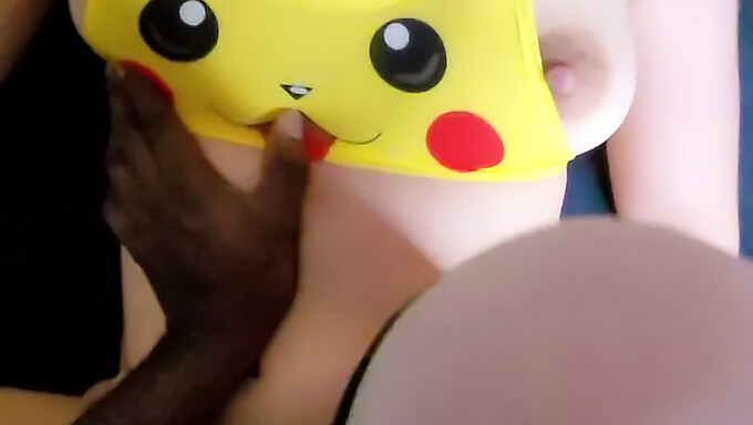 Brunetka Francuska Laska W Kostiumie Pikachu Zostaje Mocno Ruchana