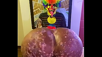 Victoria Cakes Meglepi Gibby The Clown-T Egy Házi Videóval, Amint A Nagy Farkát Nyalja