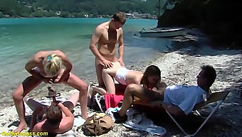 La Thérapie Familiale Taboue Se Transforme En Orgie Sur La Plage Avec Sexe En Groupe Et Gorge Profonde