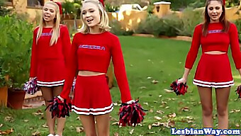 Des Pom-Pom Girls Mignonnes Ont Une Session De Sexe De Groupe Après L'Entraînement