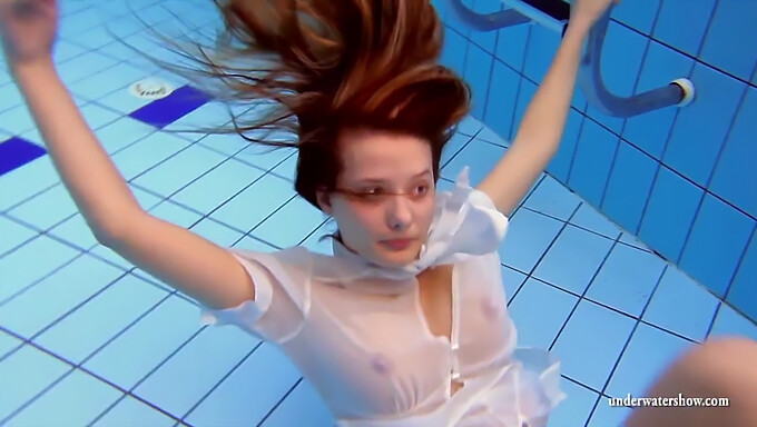 La Jeune Tchèque Anna Tatu Montre Son Corps Serré En Bikini Près De La Piscine