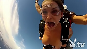 Bu Özel Videoda Playboy Modelle Skydiving Heyecanını Yaşayın