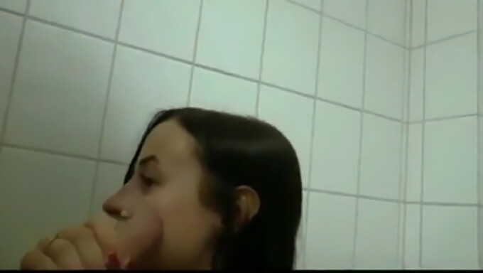 Une Coquine Se Fait Baiser Dans Les Toilettes Publiques