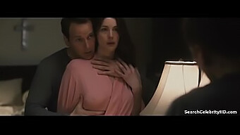 Les Gros Et Petits Seins Naturels De Liv Tyler Dans Une Scène Chaude De Branlette Et D'Oral