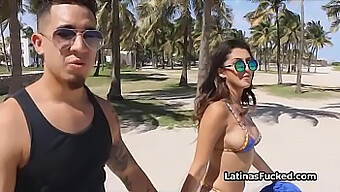 La Latina Con Un Gran Culo Fa Un Pompino Sulla Spiaggia