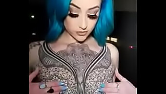 Uma Mulher Com A Maior Tatuagem Neste Vídeo.