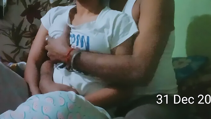 Hintli Milf Arkadan Alıyor Ve Genç Masaj Videosunda Kullanılıyor